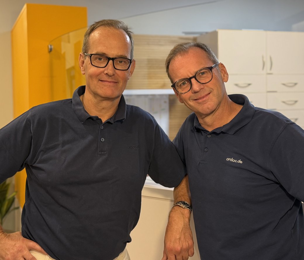 Dr. med. Michael Ritzow und Kristian Nottebaum in der Praxis